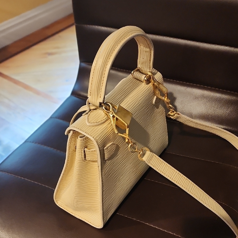 🤍✨Chic Beige Mini Structured Bag – Top Handle & Crossbody - Picture 2 of 3